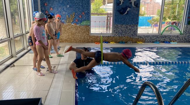 Küçük yüzücüler hünerlerini sergiledi