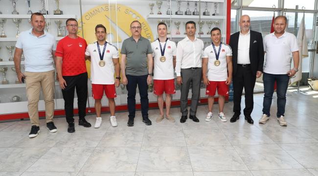 Başkan Sürekli şampiyonlarla buluştu