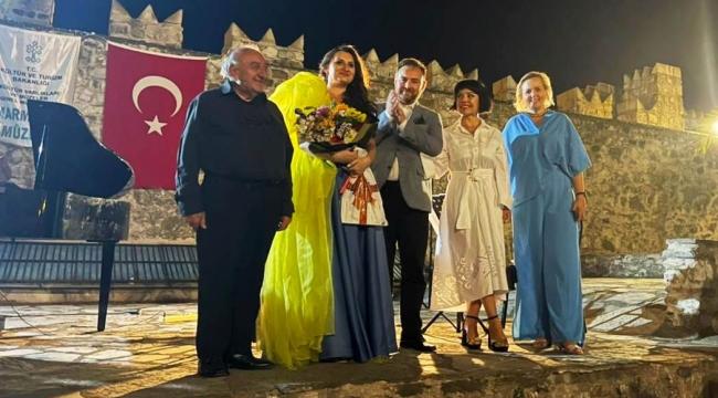 MARMARİS KALESİ BARIŞ ŞARKILARIYLA ÇINLADI