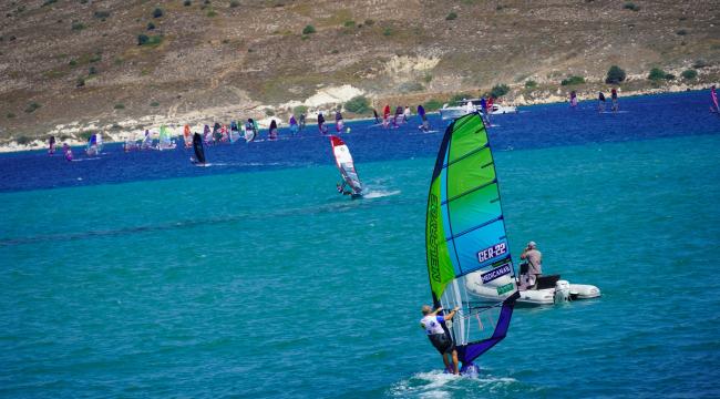 Alaçatı&#039;da Dünya Surf Şampiyonası heyecanı büyük bir coşkuyla devam ediyor