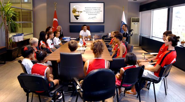 BAŞARILI TRİATLONCULARDAN BAŞKAN ÖMER GÜNEL’E ZİYARET