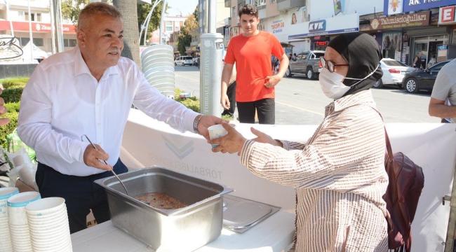 Başkan Tekin ilçe sakinlerine aşure dağıttı