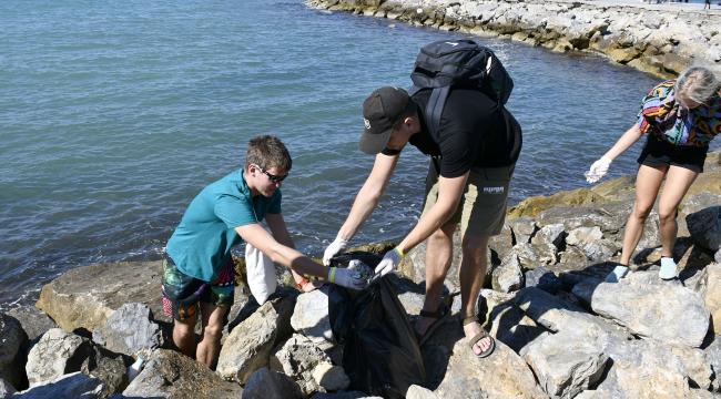 AVRUPALI ÖĞRENCİLERDEN KUŞADASI’NDA ÇEVRE TEMİZLİĞİ