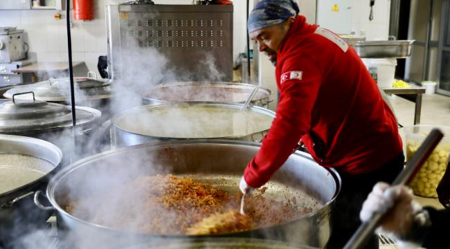 KIZILAY AFET BÖLGELERİNDE BESLENME HİZMETLERİNİ SÜRDÜRÜYOR