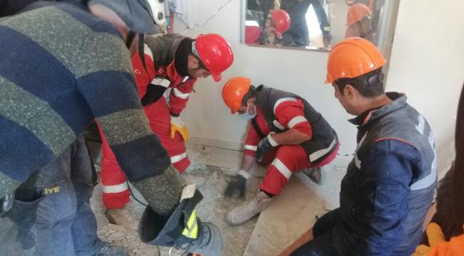 MABKE EKİBİ BABA VE 3 KIZINI SAĞ KURTARDI