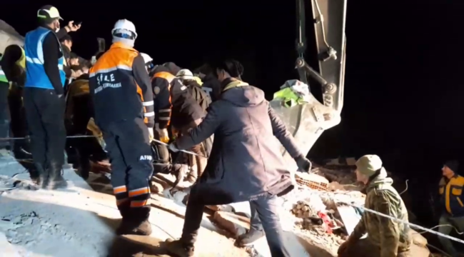 Şile AFAD Ekibinin de Yer Aldığı Kurtarma Operasyonunda Enkaz altından 112. Saat sonra sağ olarak çıkarıldı..