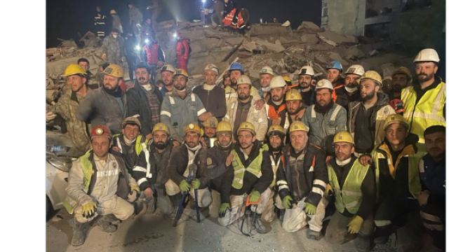 Türkiye’nin dört bir yanından gelen 10 bin madencimizin ellerinden öpüyoruz