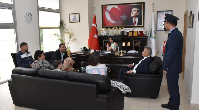 Başkan Tekin, 23 Nisan&#039;da koltuğu çocuklara devretti