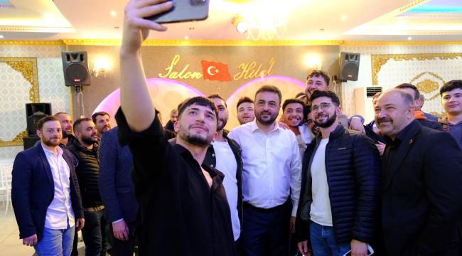 GENÇLER, MUSTAFA YILDIRIM’I BAĞRINA BASTI