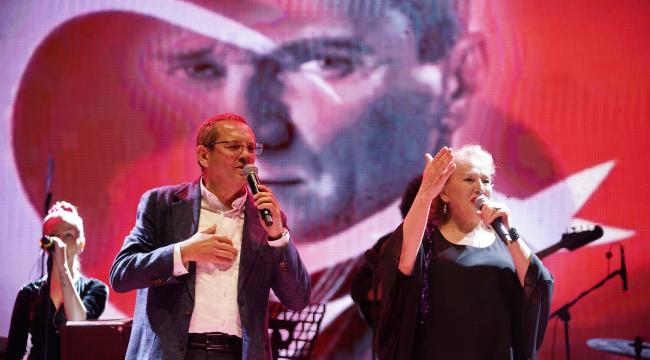 Suzan Kardeş&#039;ten Mesut Ergin’e İzmir Marşı sürprizi