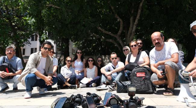 Gazeteciler Basın Bayramı&#039;nda makine bırakma eylemi yaptı