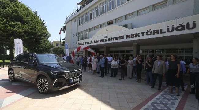 TÜRKİYE&#039;NİN YERLİ OTOMOBİLİ TOGG DEÜ&#039;NÜN MAKAM ARACI OLDU