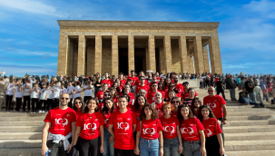 Hayalime Ortak Ol Topluluğu Cumhuriyetin 100. Yılında, öğrencileriyle Anıtkabir'i ziyaret etti