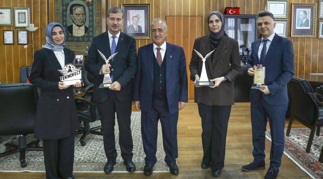 ÖDÜLLÜ AKADEMİSYENLERDEN REKTÖR ÇOMAKLI’YA ZİYARET