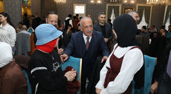 REKTÖR ÇOMAKLI, MİSAFİR ÖĞRENCİLERLE BAYRAMLAŞTI