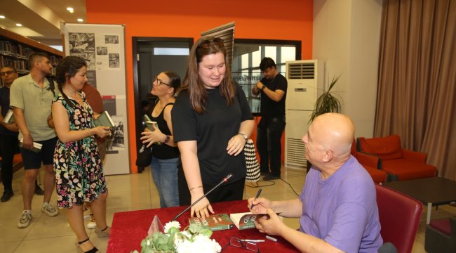 Ödüllü yazar Gürsel Korat  edebiyatseverlerle buluştu