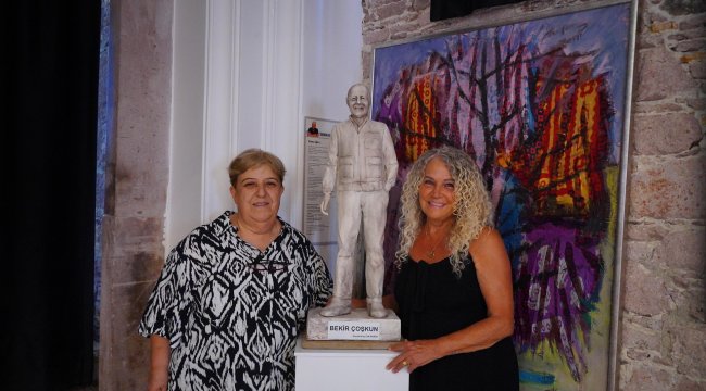 Heykeltıraş Zeynep Parin, Bekir Coşkun’un heykelini kütüphaneye armağan etti