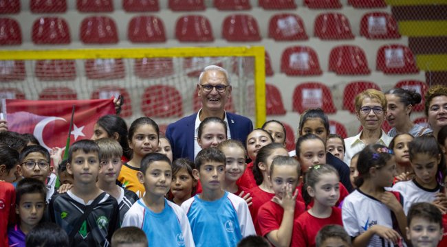 THF Başkanı Uğur Kılıç, Mini Mini Türkiye Hentbol Şampiyonası’nda Oyuncular ile Buluştu