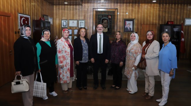 Türk Anneler Derneği&#039;nden Rektör Hacımüftüoğlu&#039;na hayırlı olsun ziyareti