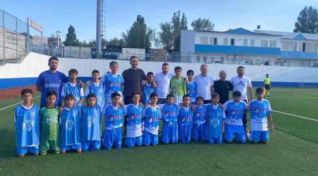 Erzurumspor FK Başkanı Ahmet Dal&#039;dan Erzurum Şehir SK U14 Takımına moral ziyareti