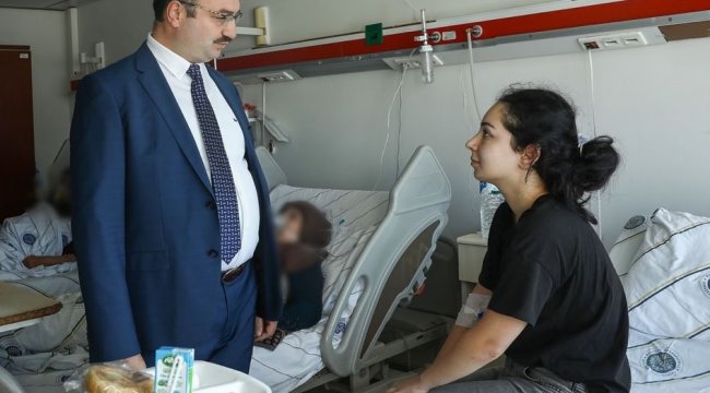 Rektör Hacımüftüoğlu Erzurum&#039;daki kazada anne ve babasını kaybeden öğrenciyi ziyaret etti