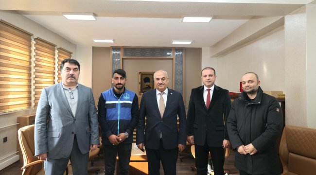 Başkan Akpunar örnek davranışı ödüllendirdi  