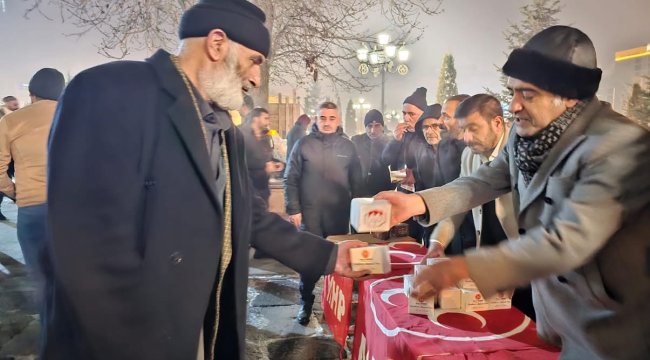 MHP Yakutiye İlçe Başkanlığı&#039;ndan Regaip Kandili&#039;nde Kandil Simidi İkramı