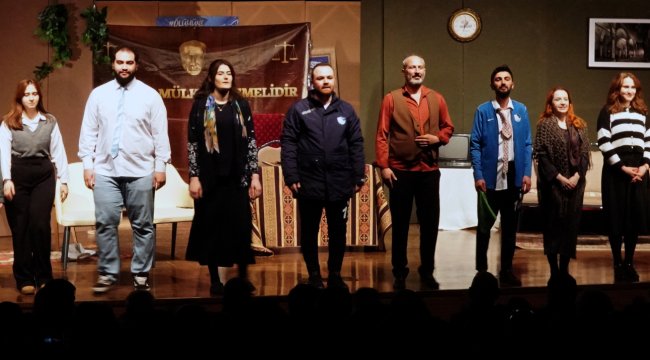 EBB Şehir Tiyatrosu&#039;nun Oyunu &#039;Devamsız İşler&#039; Turnede de ilgi odağı oldu