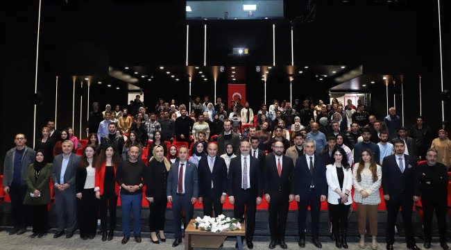 Atatürk Üniversitesinde &quot;Bilişim Çağında Dezenformasyon&quot; konulu söyleşi düzenlendi