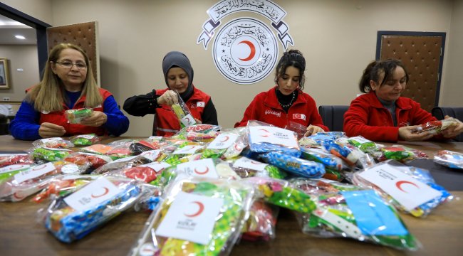 Kızılay Gönüllülerinin Ayakkabılara Bıraktığı Hediyeler Çocukların Yüzünü Güldürdü