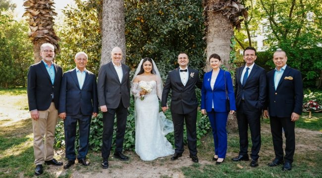 Aşkın ve Mutluluğun İzmir&#039;deki Buluşması : Vuslat Aktaran ve Can Akçay Dünyaevine Girdi