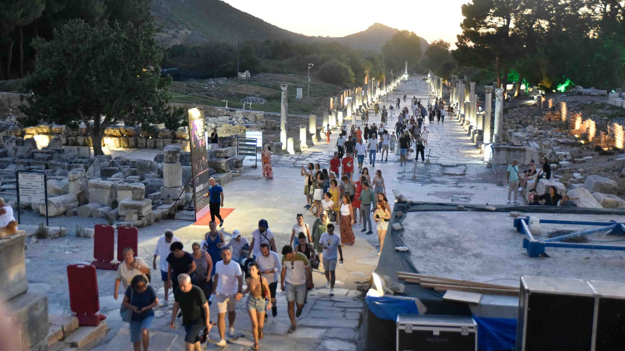 8. kez düzenlenen Uluslararası Efes Opera ve Bale Festivali, yine büyük bir coşku ve yoğun ilgiyle başlıyor