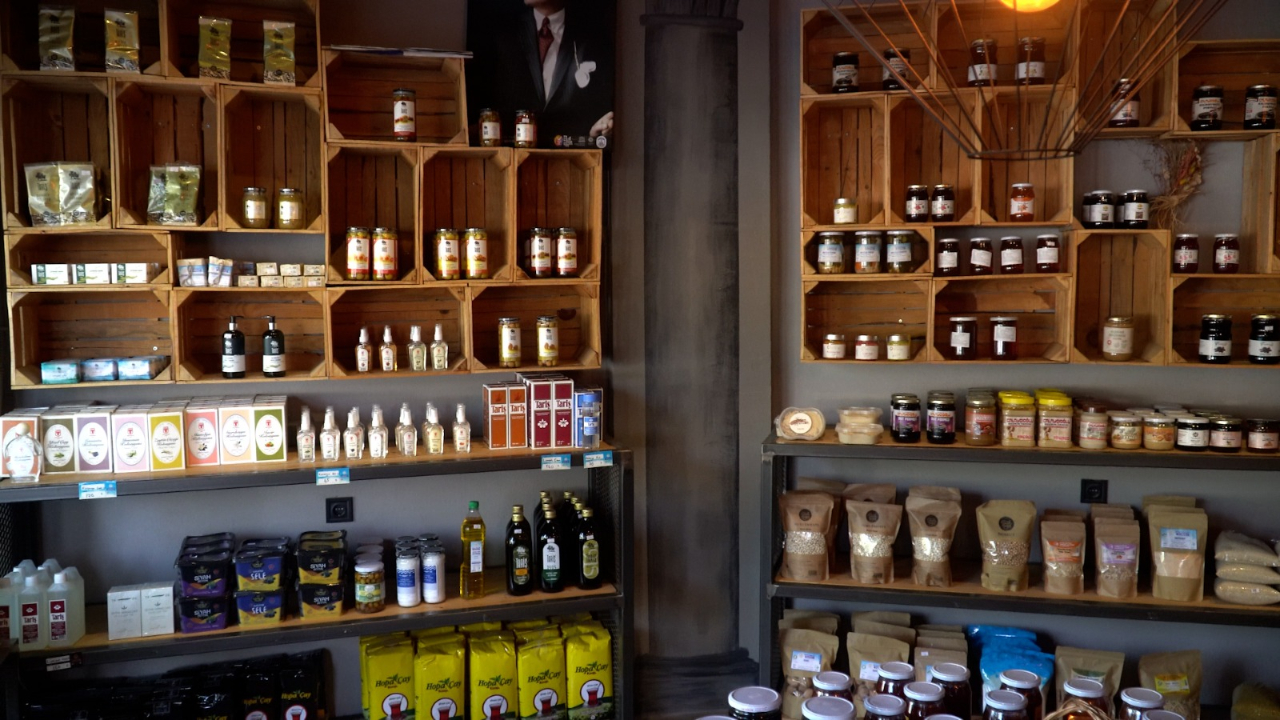 Efes Tarlası Bakkalı Yerli Üretimin Kalbi Olmaya Devam Ediyor