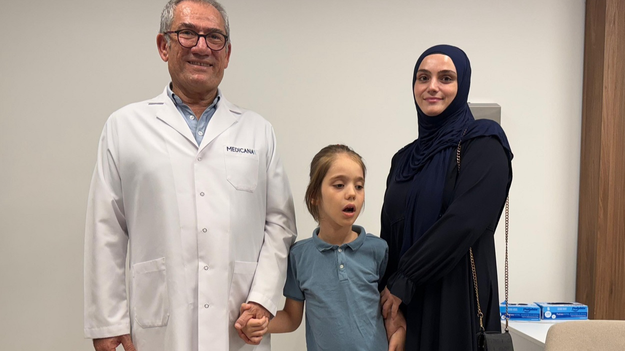 Tekerlekli sandalyeyle geldi, annesinin elinden tutup çıktı