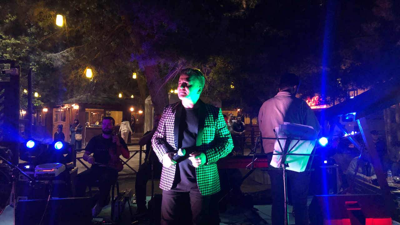 Tavşanlı Aile Çay Bahçesi, yaz akşamına damgasını vuran unutulmaz bir Türkü Şölenine ev sahipliği yaptı