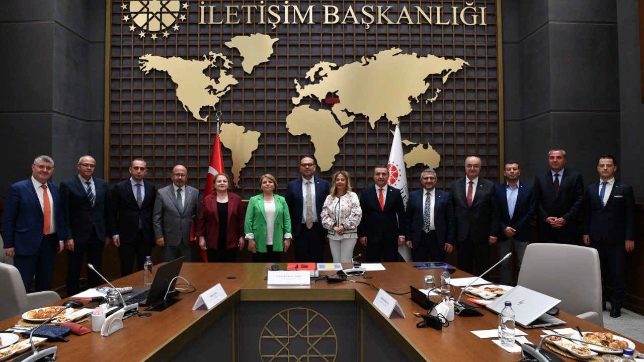 İzmir&#039;den 23 Gazeteciye Basın Kartı