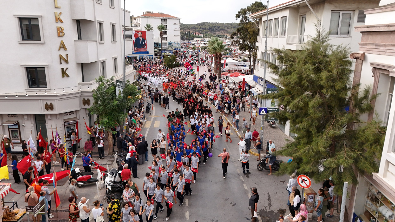 Ayvalık’ın düşman işgalinden kurtuluşunun 103. yılı düzenlenen etkinliklerle coşkuyla kutlandı