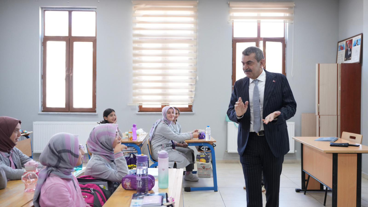 Bakan Tekin’den Memleketi Erzurum’da Sürpriz Okul Ziyareti