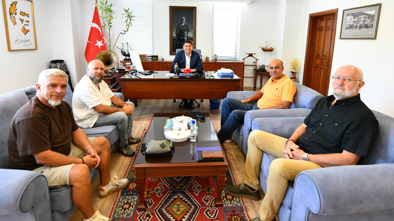 Ölüdeniz Yamaç Paraşütü Pilotları Turizm İşletme Kooperatifi, Başkan Karaca’yı makamında ziyaret etti