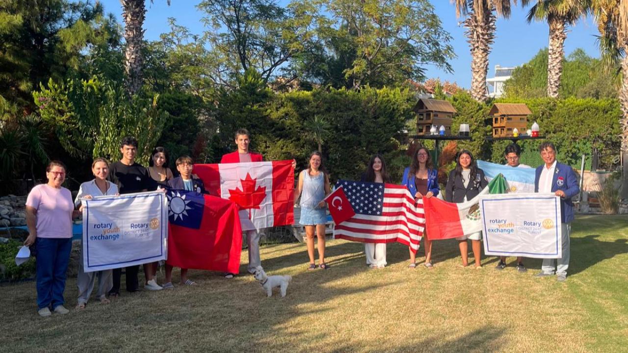 DÜNYANIN DÖRT BİR YANINDAN GELEN GENÇLER İZMİR’DE KÜLTÜR ELÇİSİ OLDU