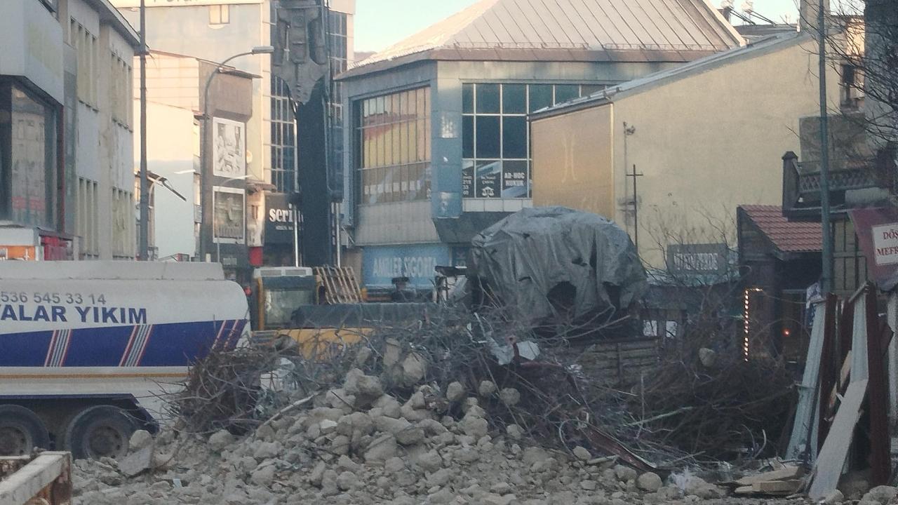 Ayazpaşa’da 15 Gündür Bitmeyen Söküm Çilesi: Esnaf “Artık Dayanacak Gücümüz Kalmadı” Diyor