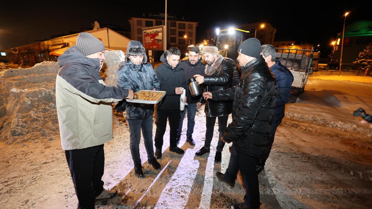 Başkan Akpunar, işçilerine baklava ve çay ikram etti
