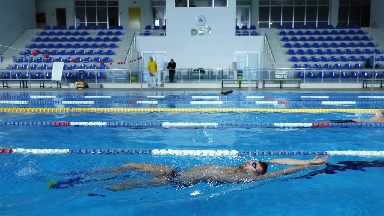 Dünya rekortmeni millî yüzücüsü Emre Sakçı, DEÜ’de antrenman yapıyor