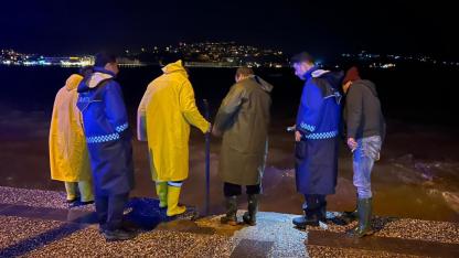 Foça’da etkili olan sağanak yağış, belediye ekiplerini gece boyunca teyakkuz halinde tuttu