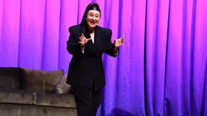 Yasemin Sakallıoğlu, İzmirlileri kahkahaya boğdu