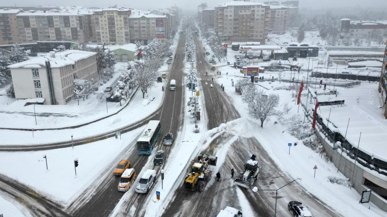 Büyükşehir Belediyesi'nin kar timleri  yoğun kar yağışı sonrası harekete geçti