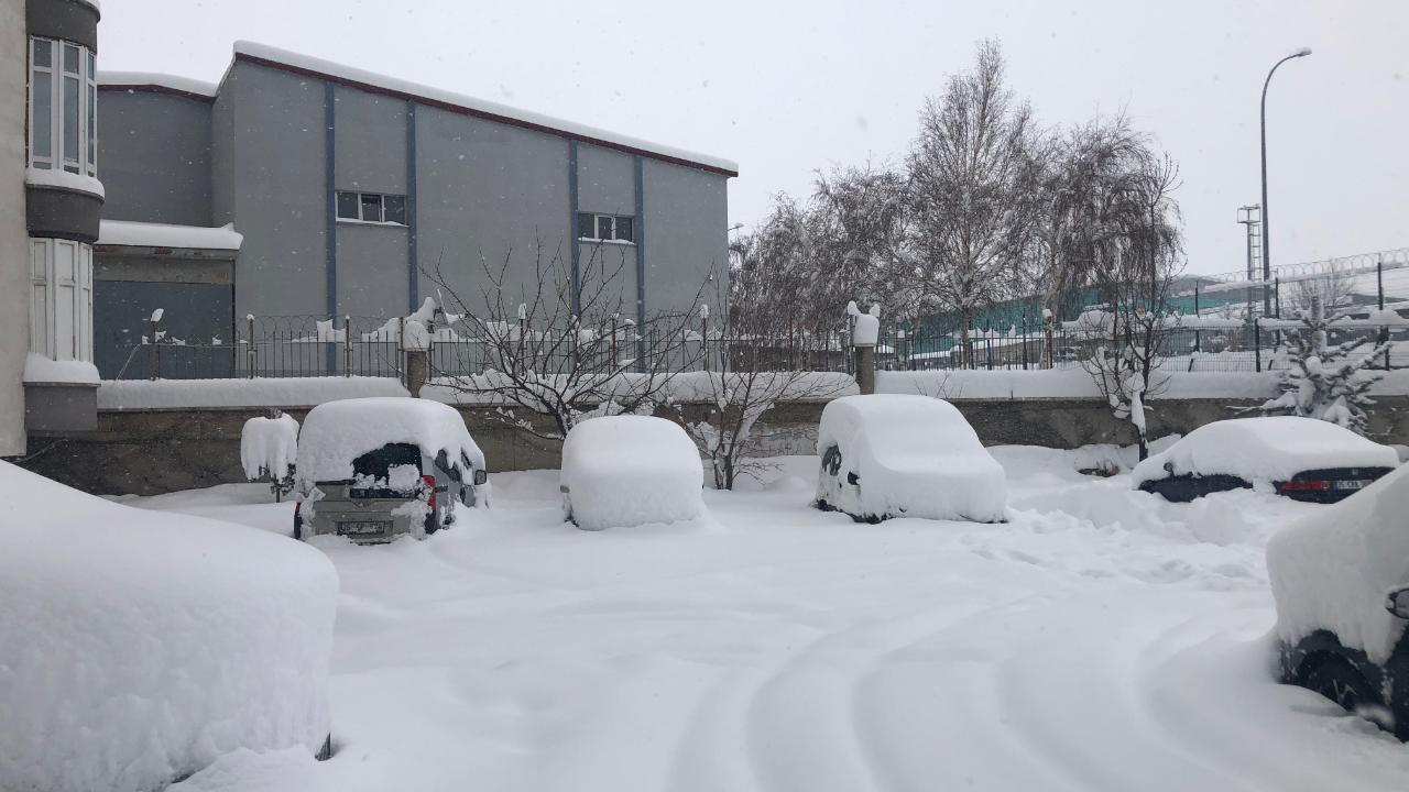Kar Kenti Yuttu: Erzurum’da Sabah Araçlar Tanınmadı