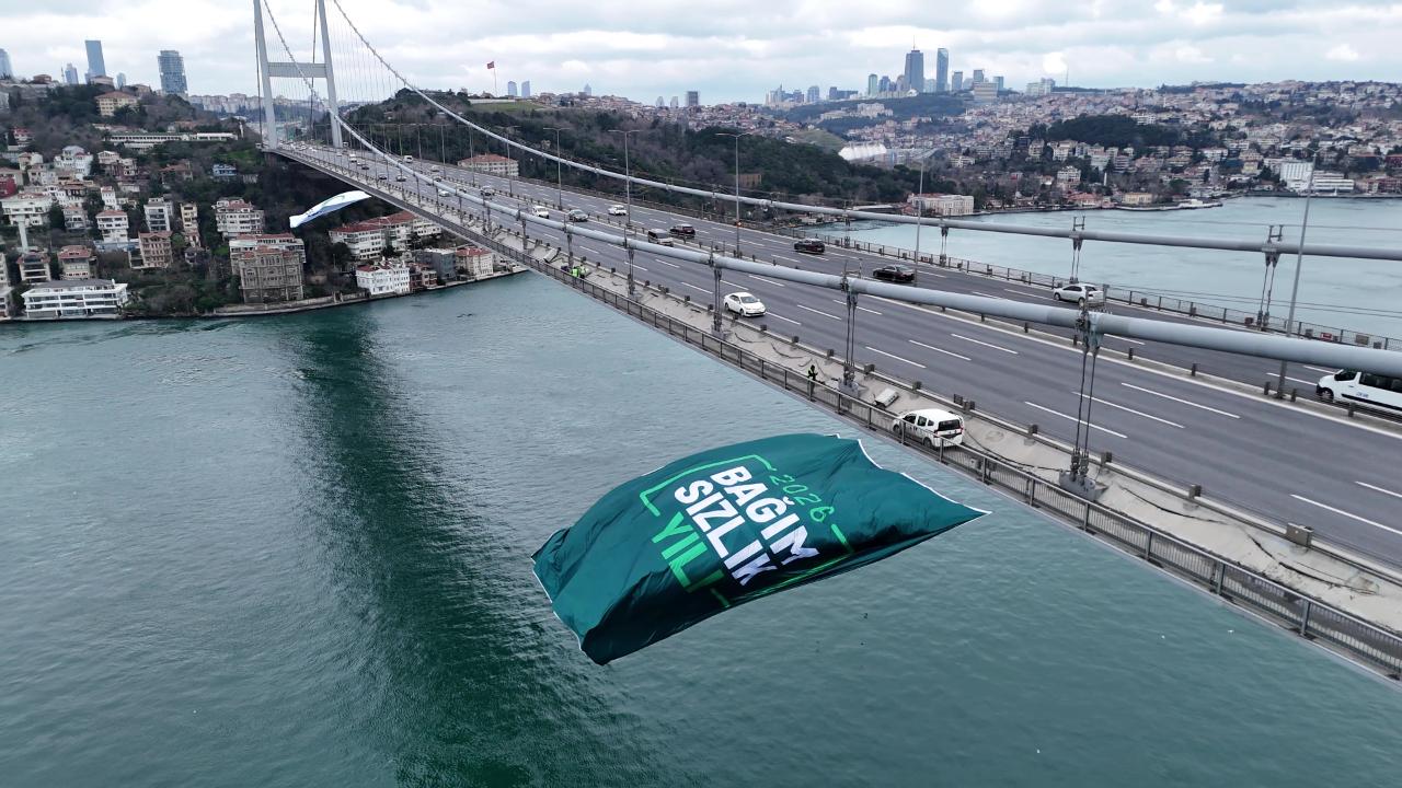 Fatih Sultan Mehmet Köprüsü Yeşilay bayrağıyla donatıldı