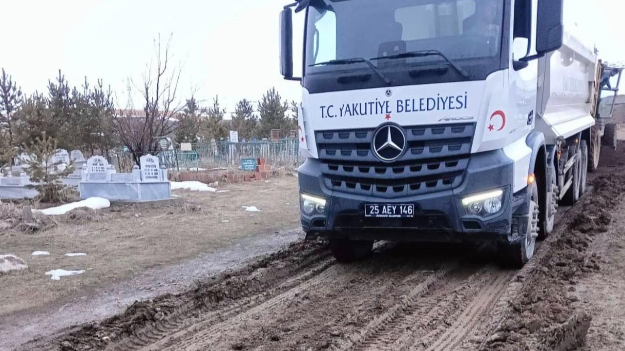 Yakutiye’de Kışın İzleri Siliniyor: Çayırtepe Mahallesi'nin Mezarlık Yolu Yenilendi
