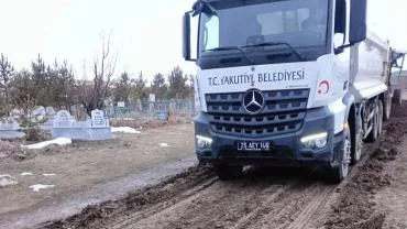 Yakutiye’de Kışın İzleri Siliniyor: Çayırtepe Mahallesi'nin Mezarlık Yolu Yenilendi